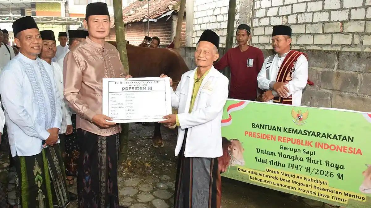 Foto: BUPATI LAMONGAN SERAHKAN BANTUAN SAPI KURBAN PRESIDEN RI PADA SALAT IDUL ADHA 1447 H DI MANTUP