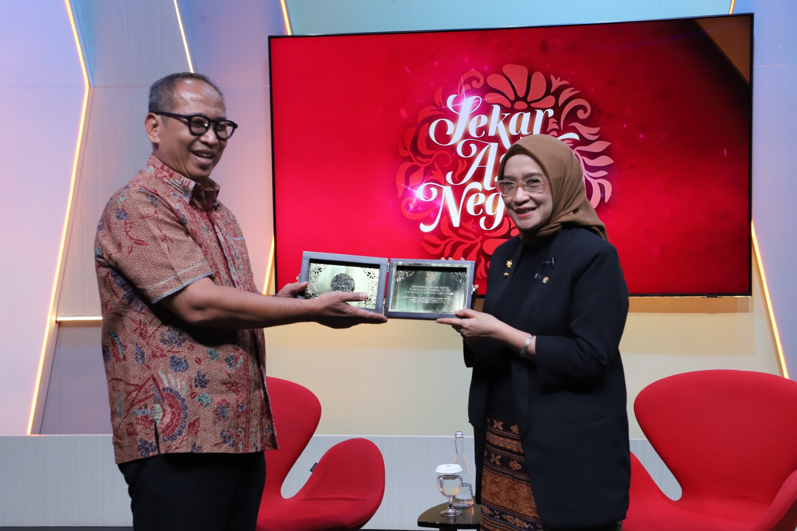 Menteri Rini Terima Penghargaan Sekar Agni Negeri 2026