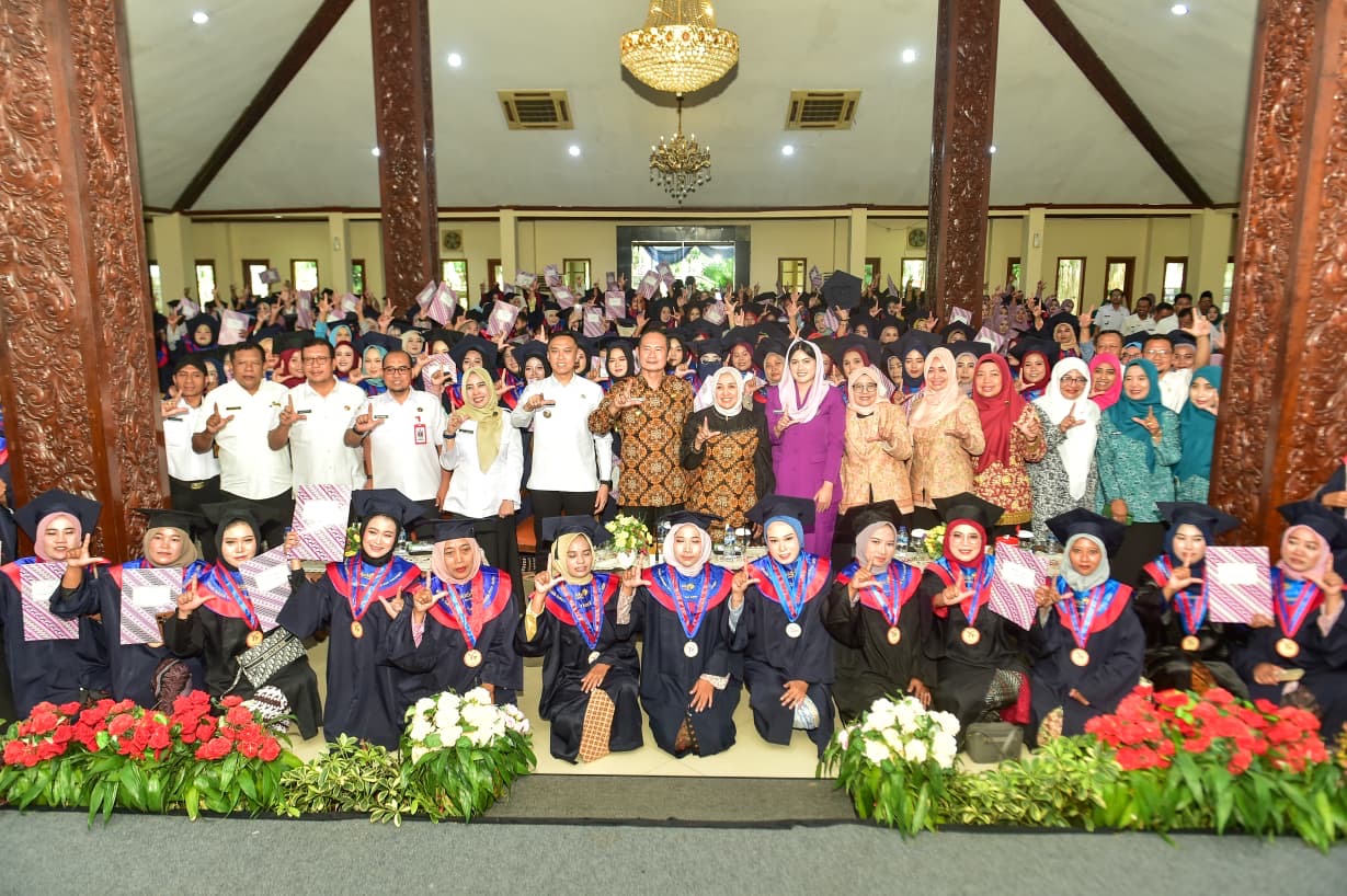 Pak Yes Wisuda 285 Orang Tua Hebat, Bekal Penting Ketahanan Keluarga