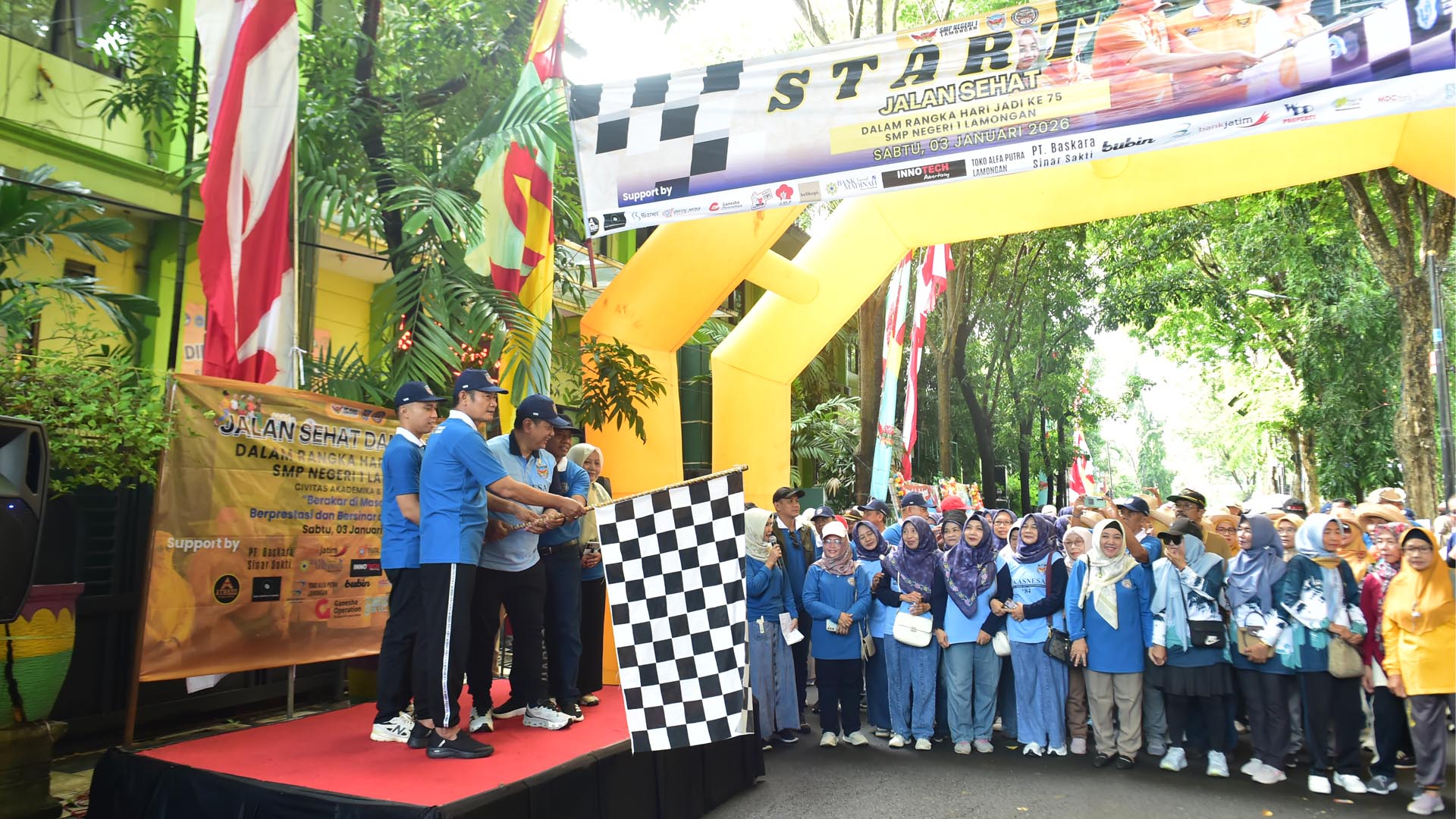 Foto: Pemberangkatan Jalan Sehat Dies Natalis ke-75 SMPN 1 Lamongan