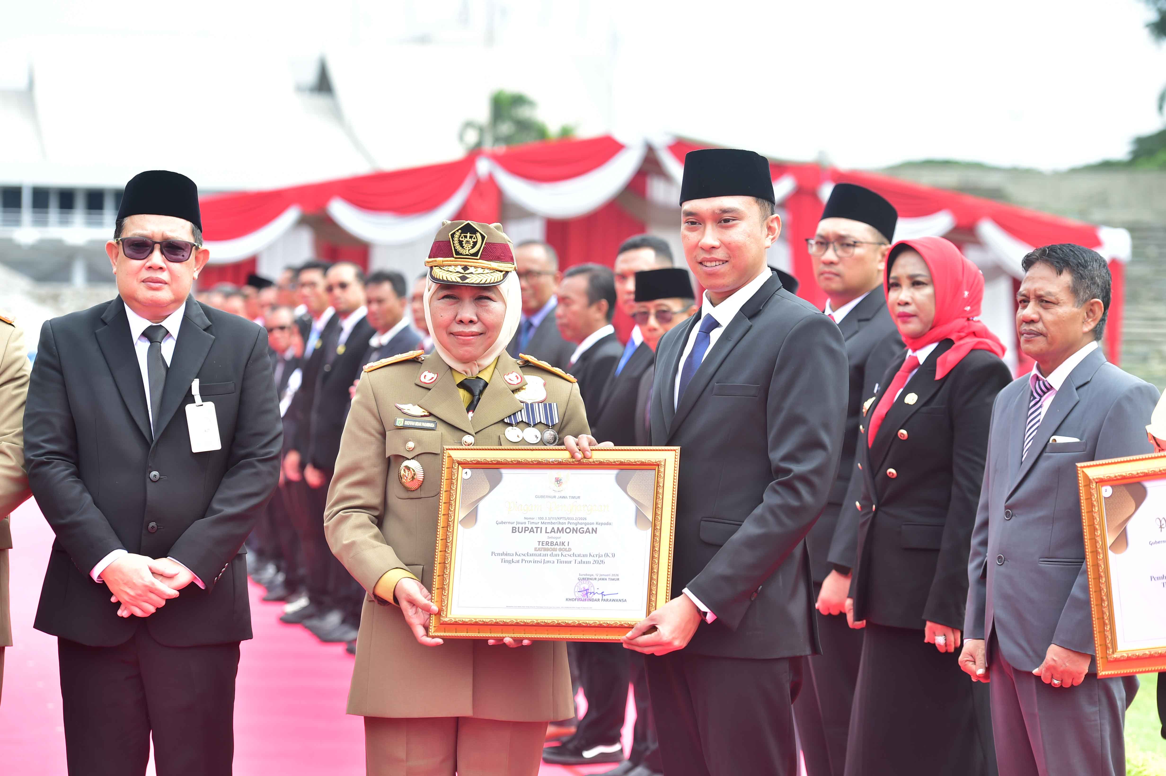Foto: Peringati Bulan K3 Nasional, Lamongan Raih Penghargaan Pembina K3 Terbaik I Kategori Gold Jawa Timur