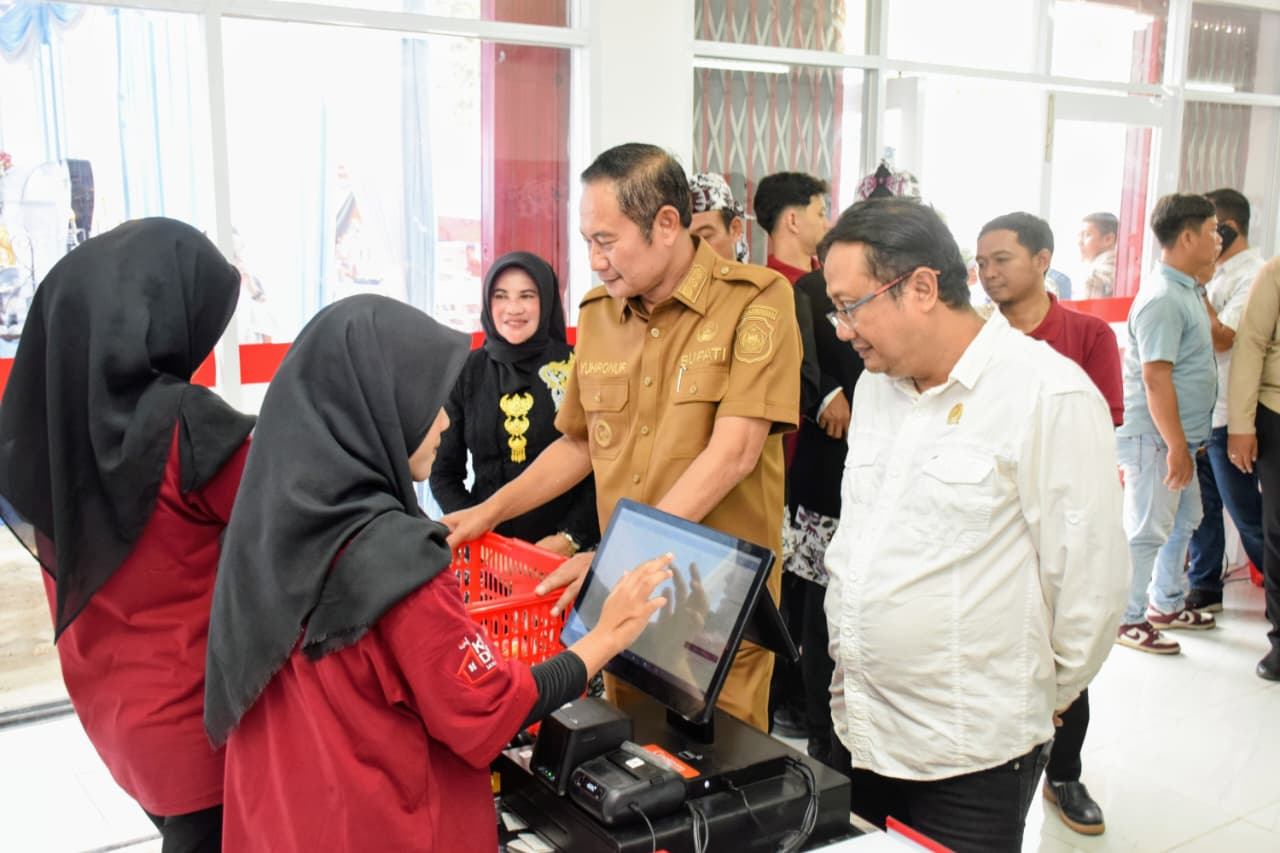 Foto: Ikuti Peresmian Koperasi Desa Merah Putih oleh Presiden Prabowo, Bupati Yes Optimis KDKMP Lamongan Sukses