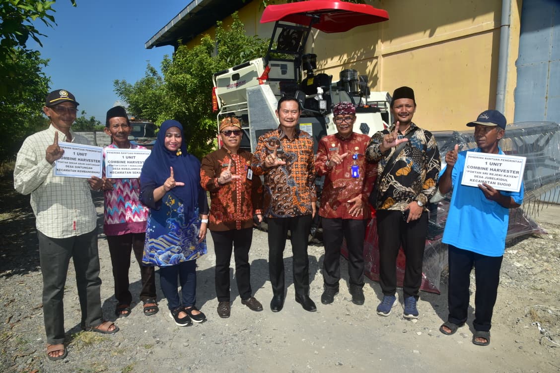 Foto: Dorong Produktivitas Petani, Pemkab Lamongan Salurkan Combine Harvester