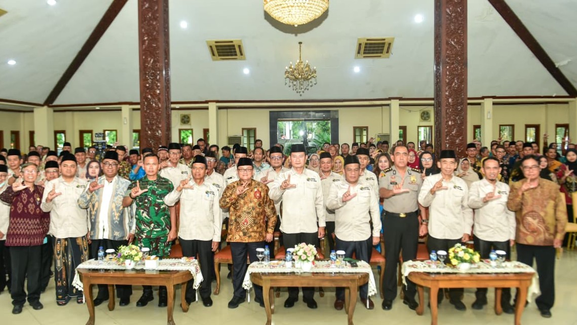 Foto: Bupati Yes Hadiri Pengukuhan Dekopinda Lamongan 2025–2030, Tekankan Perkuat Peran Koperasi sebagai Penggerak Ekonomi Daerah