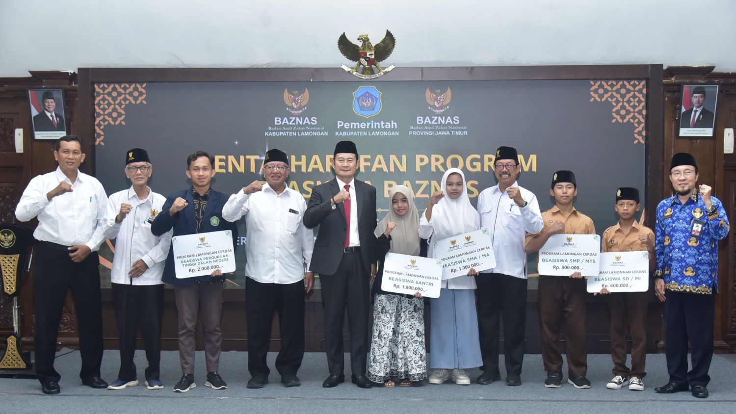 Pak Yes Salurkan 253 Beasiswa Lamongan Cerdas dan SKSS Baznas