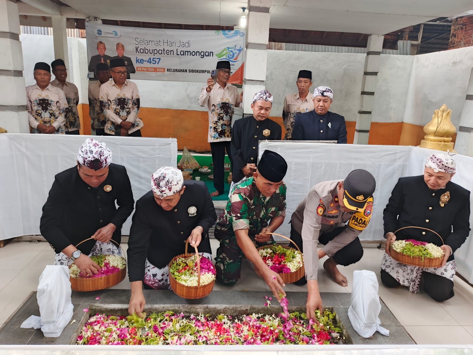 Foto: KEPALA BADAN PENDAPATAN LAMONGAN MELAKUKAN KEGIATAN ZIARAH MAKAM DAN TABUR BUNGA DI MAKAM LELUHUR MBAH KINAMENG KELURAHAN SIDOKUMPUL