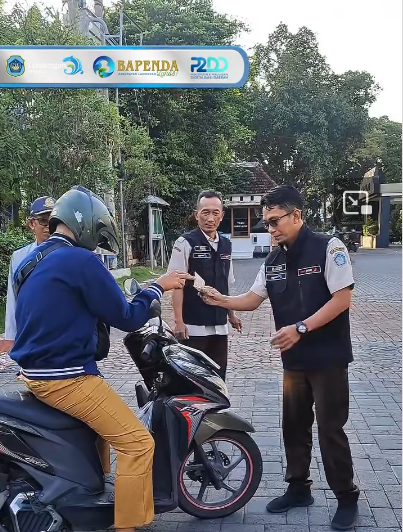 Foto: Apel Kendaraan Dinas* yang dilanjutkan dengan *pembayaran Pajak Kendaraan Bermotor (PKB)* di halaman Pemda Lamongan