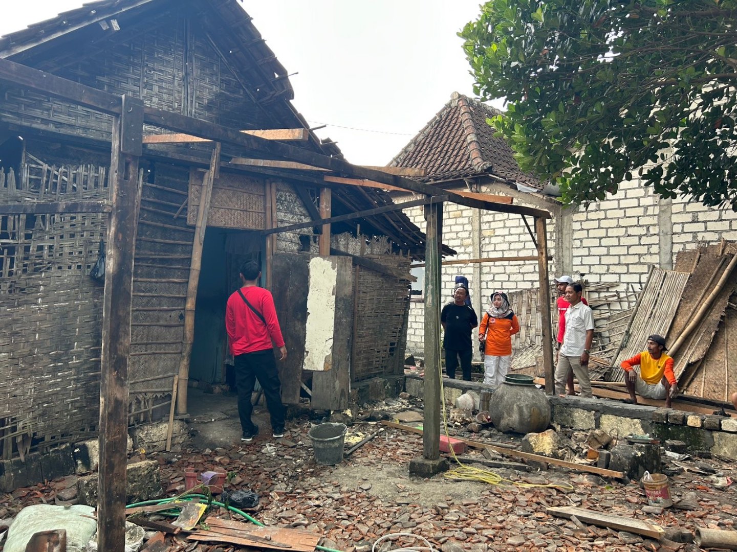 Foto: BPBD Lamongan Salurkan Bantuan Stimulan dan Logistik untuk Warga Terdampak Angin Kencang di Desa Kedali, Kecamatan Pucuk