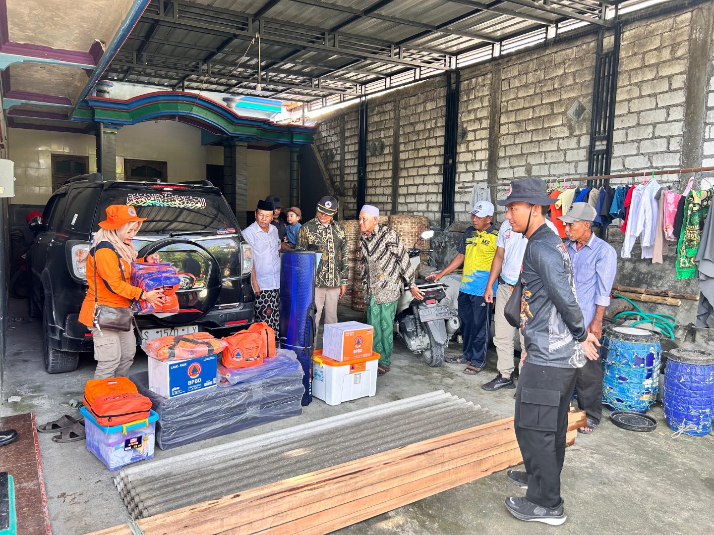 Foto: BPBD Lamongan Salurkan Bantuan Stimulan dan Logistik untuk Korban Kebakaran di Desa Blajo, Kecamatan Kalitengah