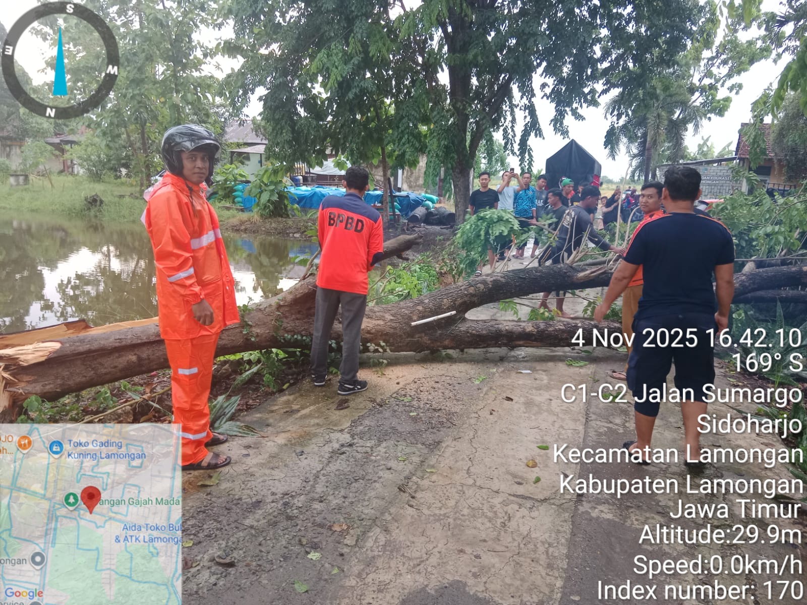 Foto: Evakuasi Pohon Tumbang di Halaman Perumahan Lapas Lamongan