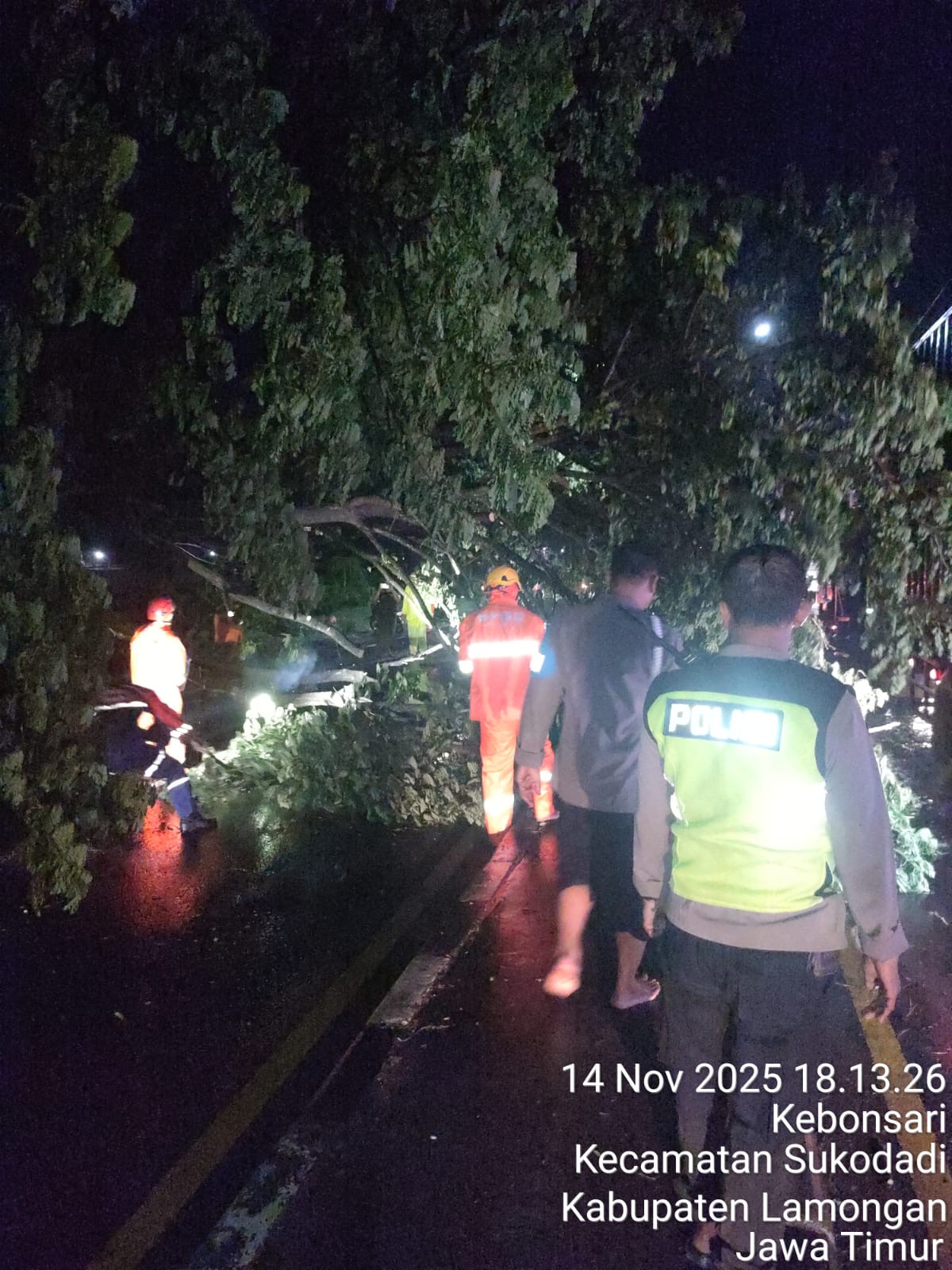 Foto: Angin Kencang Rusakkan Puluhan Rumah di Kecamatan Sugio