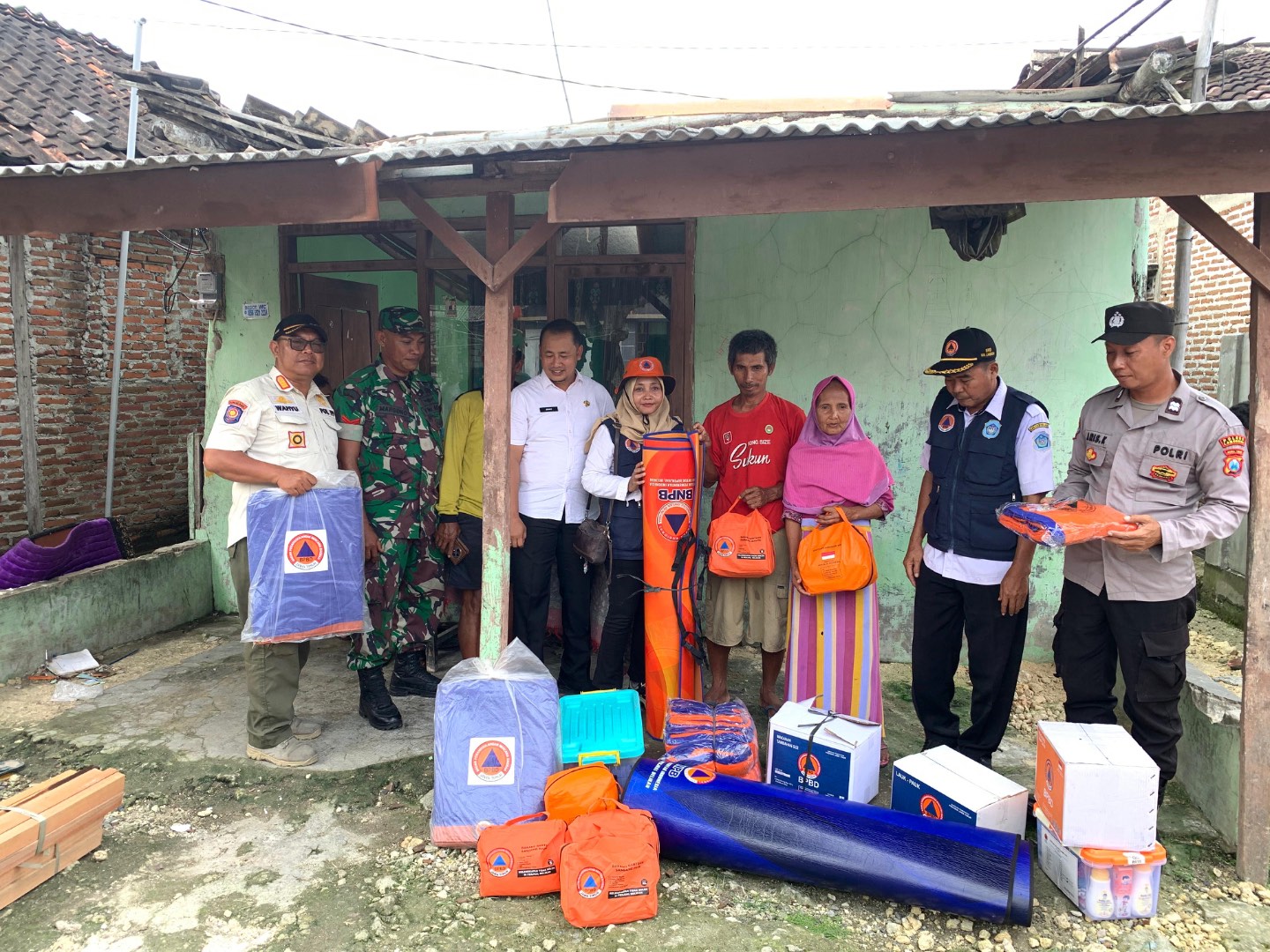 Foto: BPBD Lamongan Salurkan Bantuan Stimulan dan Logistik untuk Warga Terdampak Angin Kencang di Desa Sogo, Kecamatan Babat