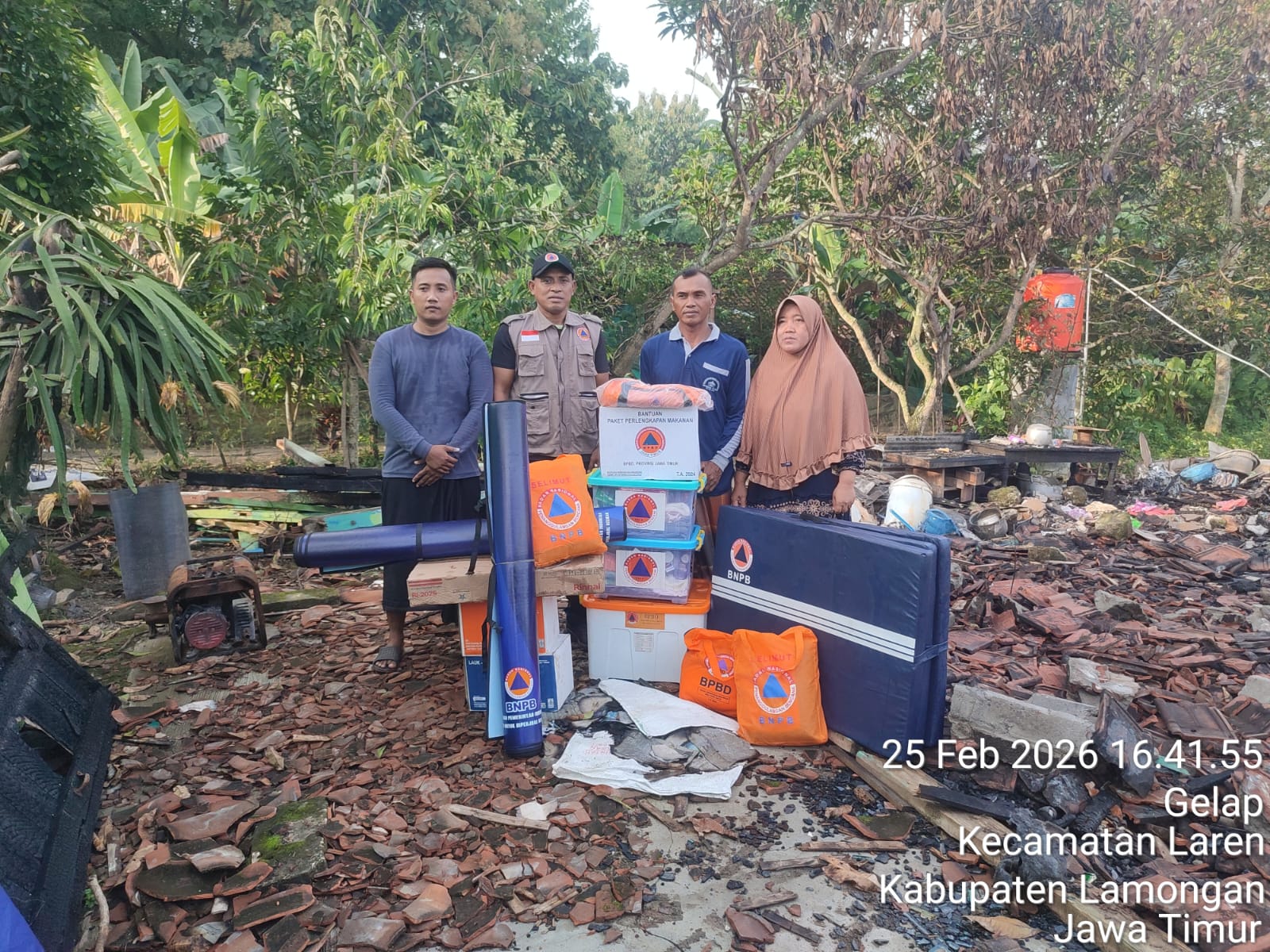 Foto: Penyerahan Bantuan Losgistik Korban Bencana Kebakaran di Desa Gelap Kecamatan Laren