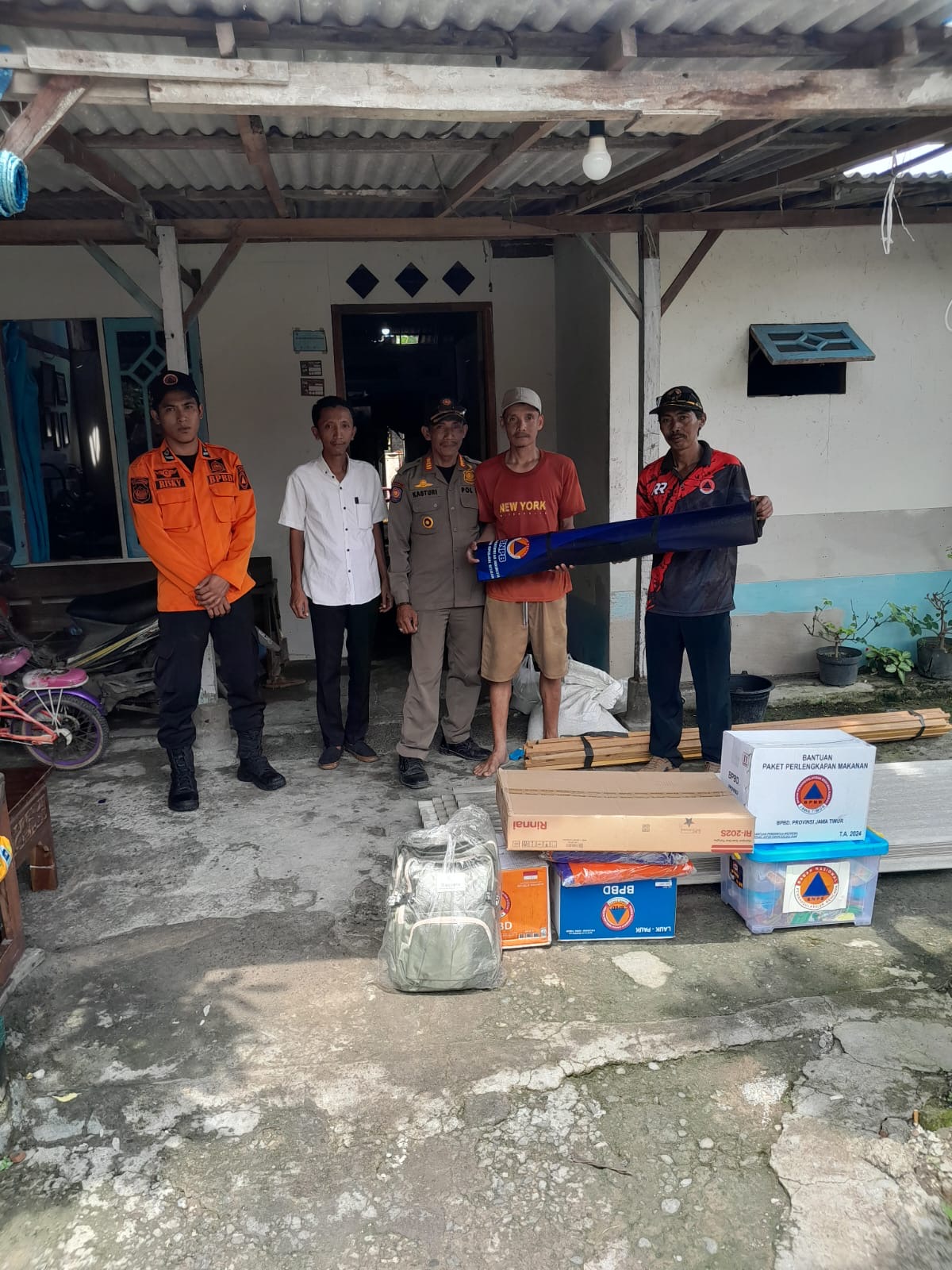 Foto: Pemberian Bantuan Logistik Akibat Cuaca Ekstrem di Desa Balun, Kecamatan Turi