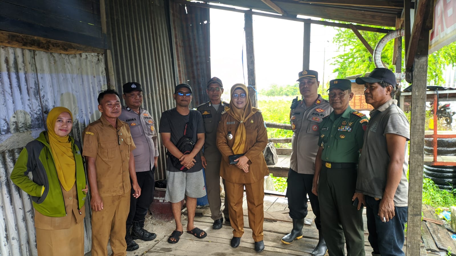Foto: MONEV LIMBAH SALURAN AIR SEDAYULAWAS, CAMAT PIMPIN LANGSUNG PENANGANAN SAMPAH