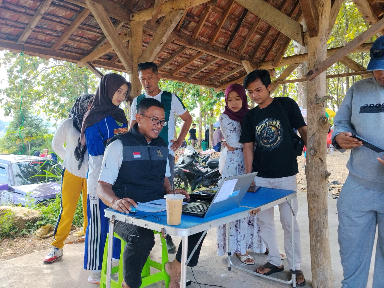 Foto: PELAYANAN JEMPUT BOLA AKTIVASI IKD DI WISATA GUNUNG MENJULUK DESA SEDAYULAWAS