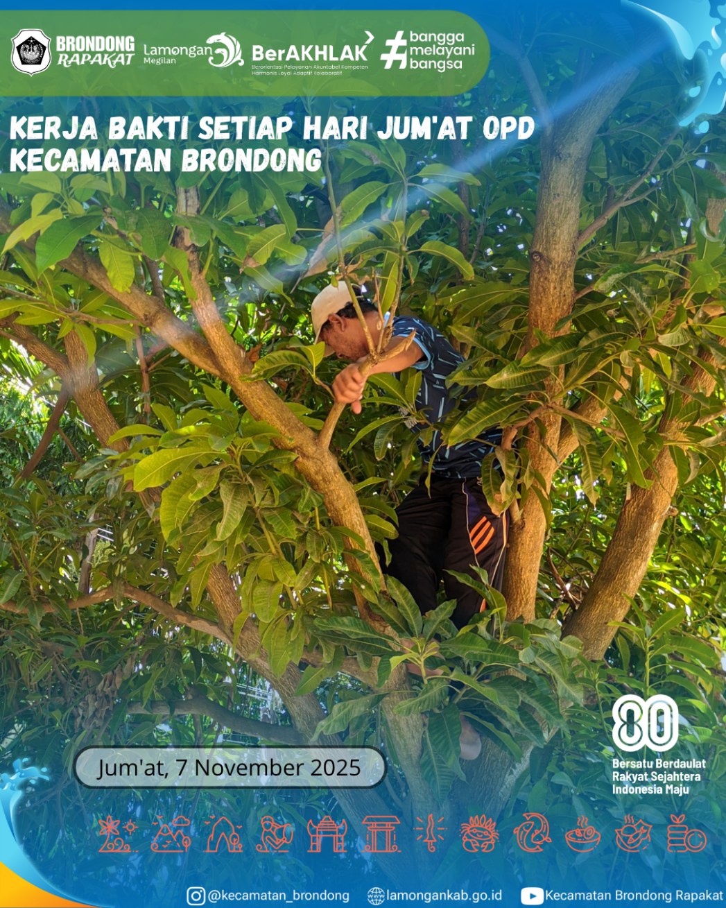 Foto: KERJA BAKTI STAF KECAMATAN BRONDONG DI HALAMAN KANTOR KECAMATAN