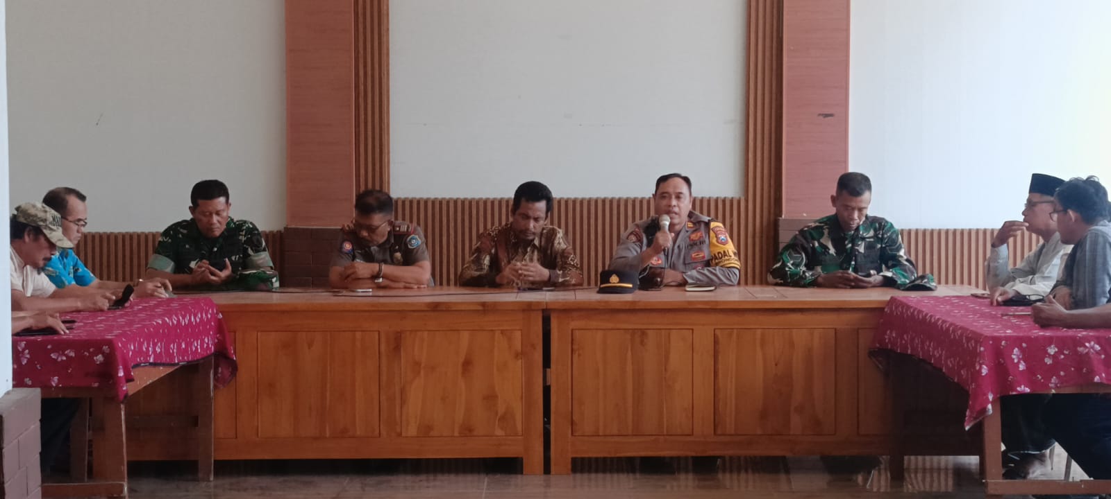 Foto: FORKOPIMCAM BRONDONG GELAR RAKOR KAMTIBMAS ANTISIPASI ARAK-ARAKAN PATROL SAHUR