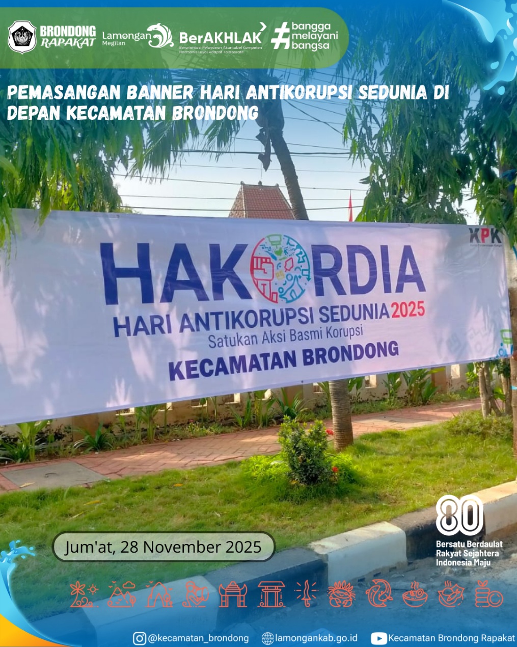 Foto: PEMASANGAN BANNER HARI ANTIKORUPSI SEDUNIA 2025 "SATUKAN AKSI BASMI KORUPSI" DI DEPAN KECAMATAN BRONDONG