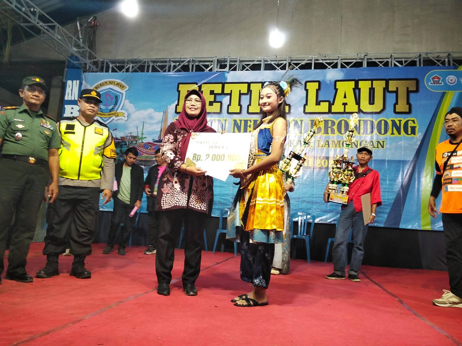 Foto: FORKOPIMCAM BRONDONG SERAHKAN HADIAH LOMBA TONGKLEK RUKUN NELAYAN DI TPI LAMA