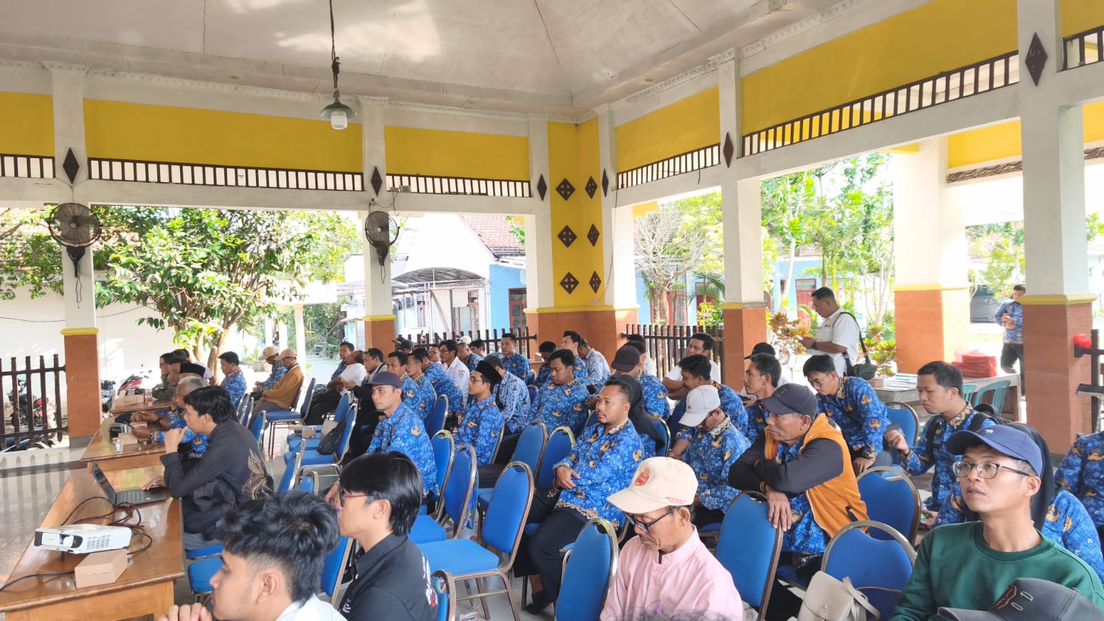 Foto: SOSIALISASI PENEGASAN DAN PENETAPAN BATAS DESA DIGELAR DI PENDOPO KECAMATAN LAREN
