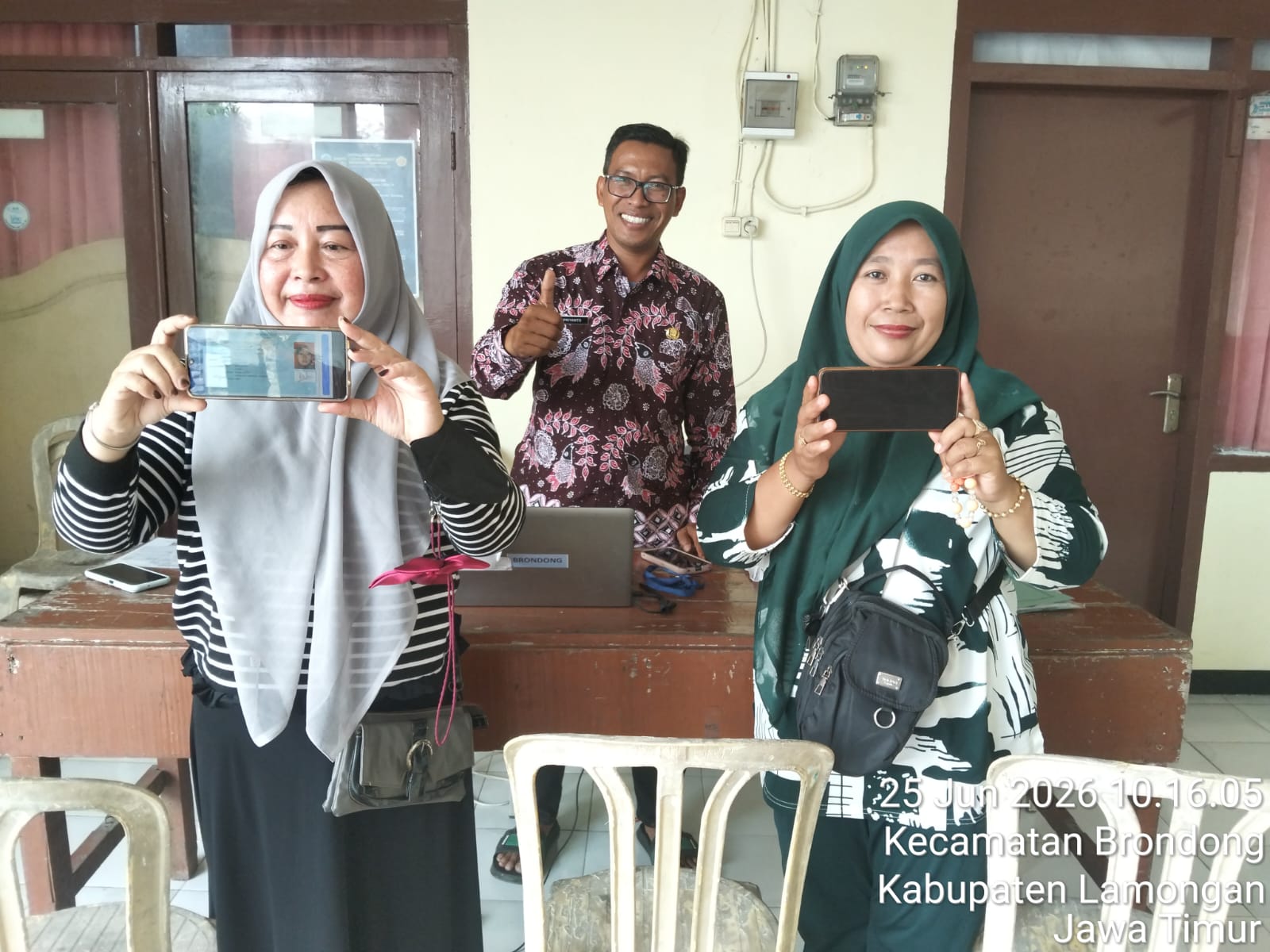 Foto: PELAYANAN JEMPUT BOLA AKTIVASI IKD BAGI WARGA PESERTA BPJS DI KELURAHAN BRONDONG