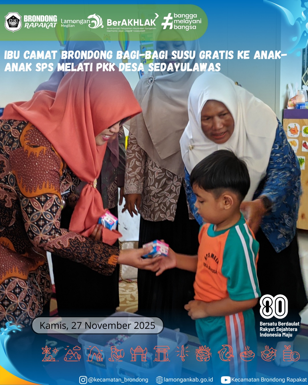 Foto: CAMAT BRONDONG BAGI SUSU GRATIS DALAM GERBANG EMAS DI SPS MELATI PKK DESA SEDAYULAWAS