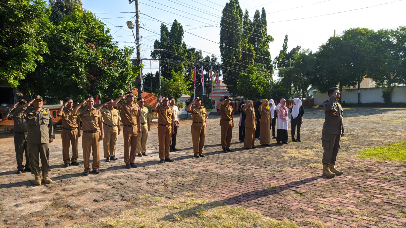 Foto: APEL PAGI OPD KECAMATAN BRONDONG DILAKSANAKAN DI HALAMAN KANTOR KECAMATAN