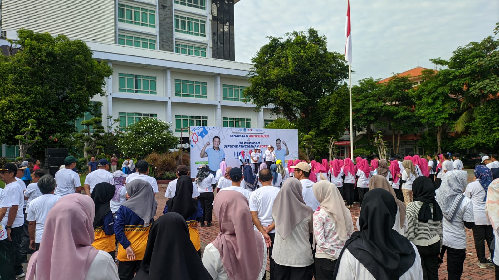 Senam Bersama dalam rangka Hari Anti Korupsi Sedunia (HARKORDIA) di Halaman Kantor Pemkab Lamongan