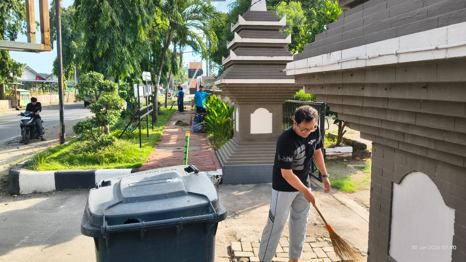Foto: GOTONG ROYONG BERSAMA, OPD KECAMATAN BRONDONG DAN PKH GELAR KERJA BAKTI DI HALAMAN KANTOR