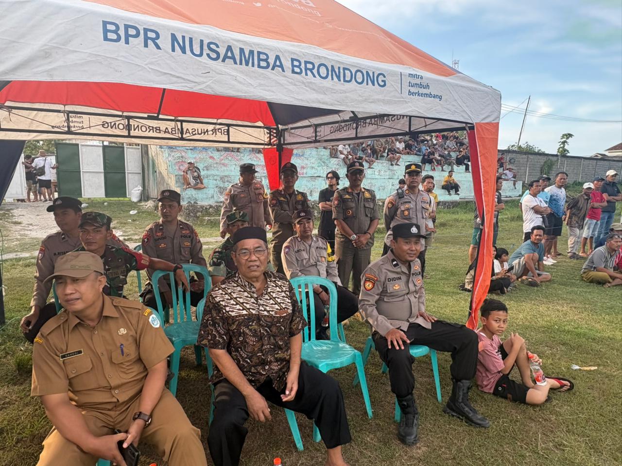 Foto: PENGAMANAN KOMPETISI TARUNA BAHARI CU U40 DI LAPANGAN KECAMATAN BRONDONG