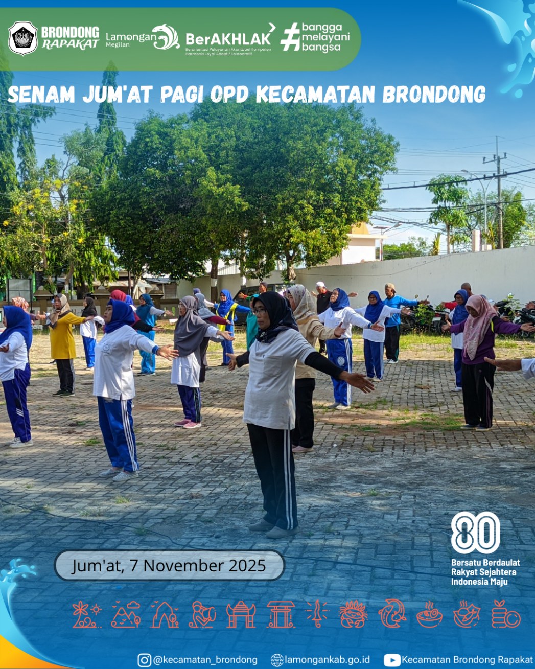 Foto: SENAM PAGI STAF KECAMATAN BRONDONG DI HALAMAN KANTOR KECAMATAN