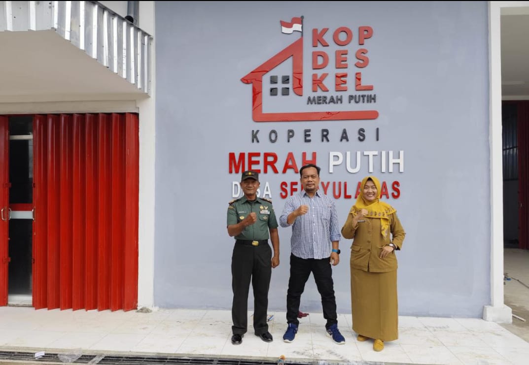 Foto: FORKOPIMCAM BRONDONG TINJAU PERKEMBANGAN PEMBANGUNAN KDKMP KOPERASI DESA MERAH PUTIH DI SEDAYULAWAS