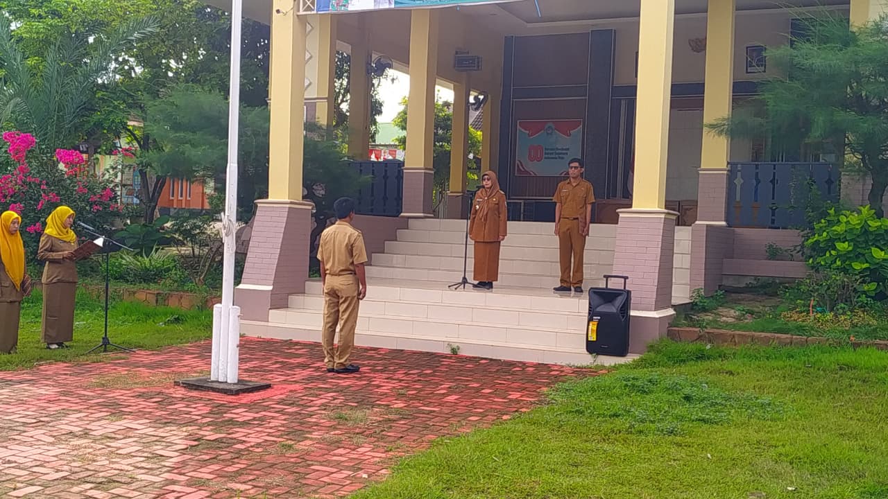 Foto: APEL SENIN PAGI OPD KECAMATAN BRONDONG PERKUAT DISIPLIN DAN EVALUASI KINERJA
