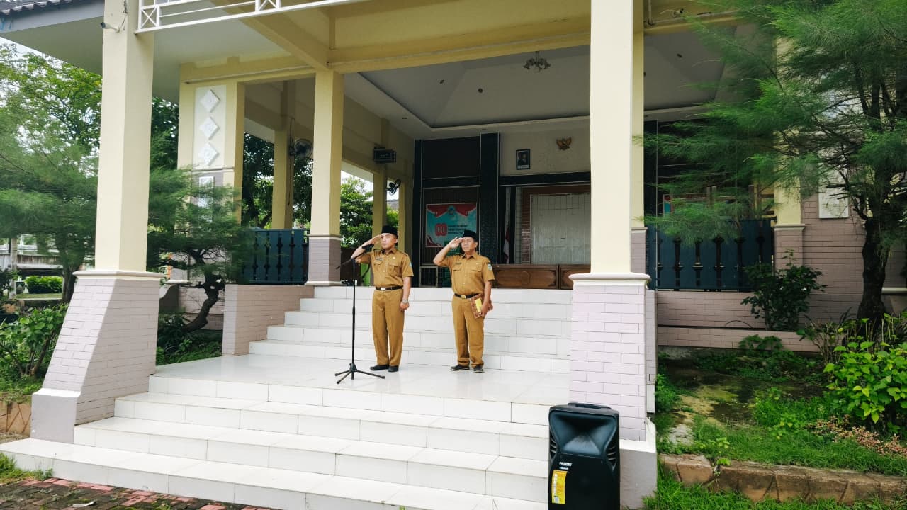Foto: APEL PAGI KECAMATAN BRONDONG PERKUAT DISIPLIN DAN KEBERSAMAAN APARATUR