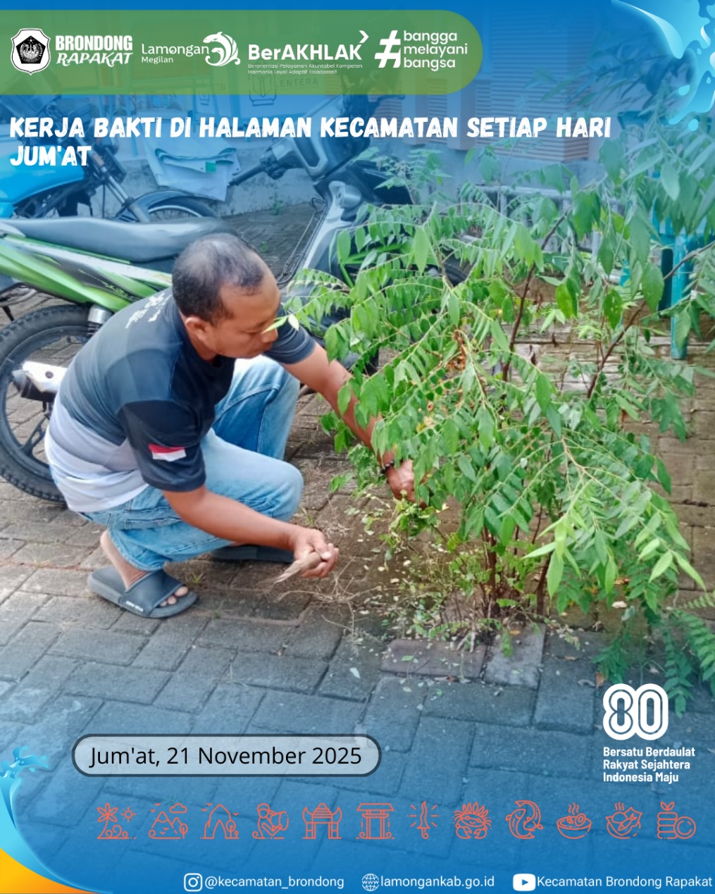 Foto: KERJA BAKTI BERSAMA DI HALAMAN KANTOR KECAMATAN BRONDONG