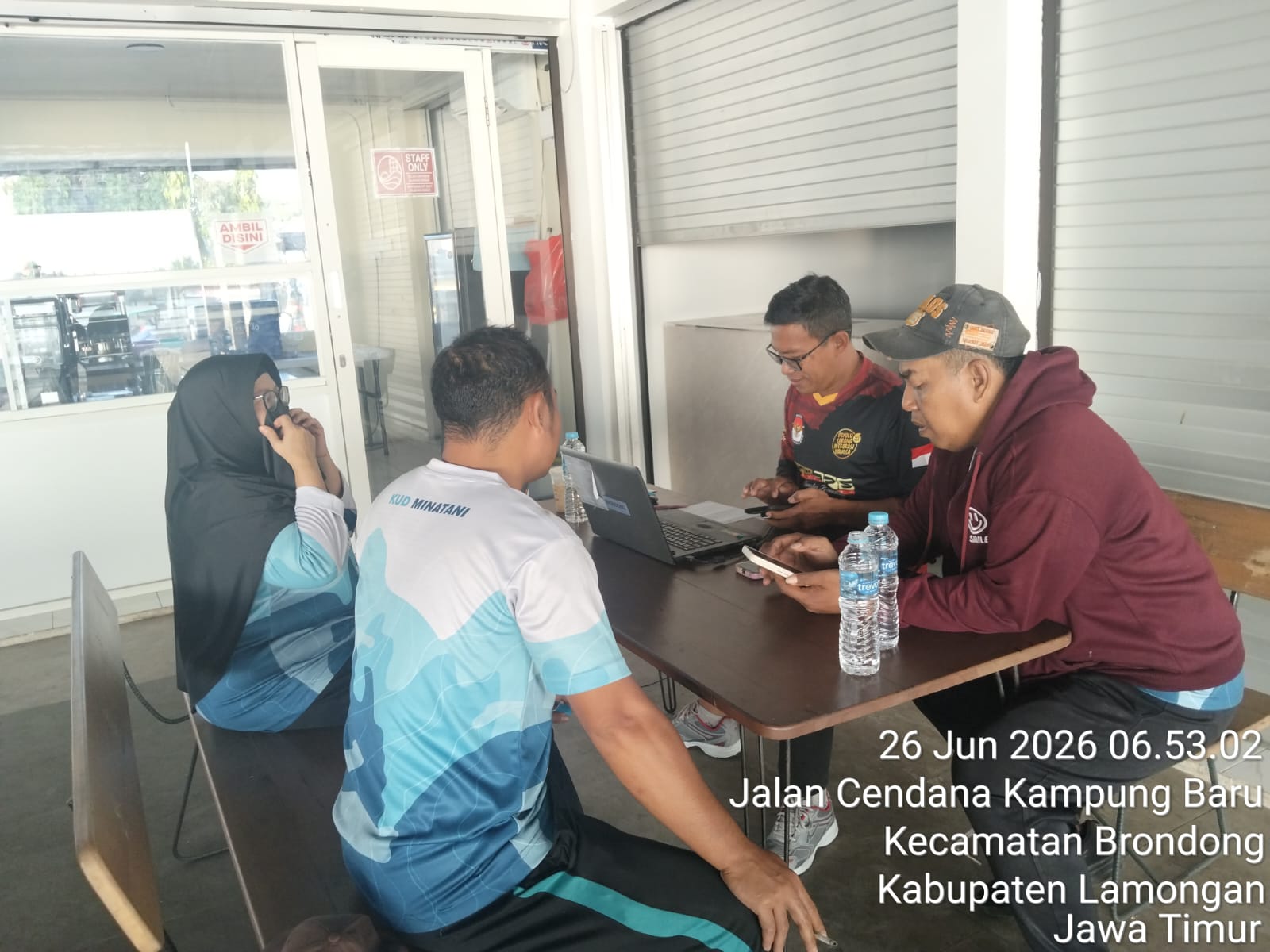 Foto: PELAYANAN JEMPUT BOLA AKTIVASI IDENTITAS KEPENDUDUKAN DIGITAL DI KPUD MINATANI BRONDONG