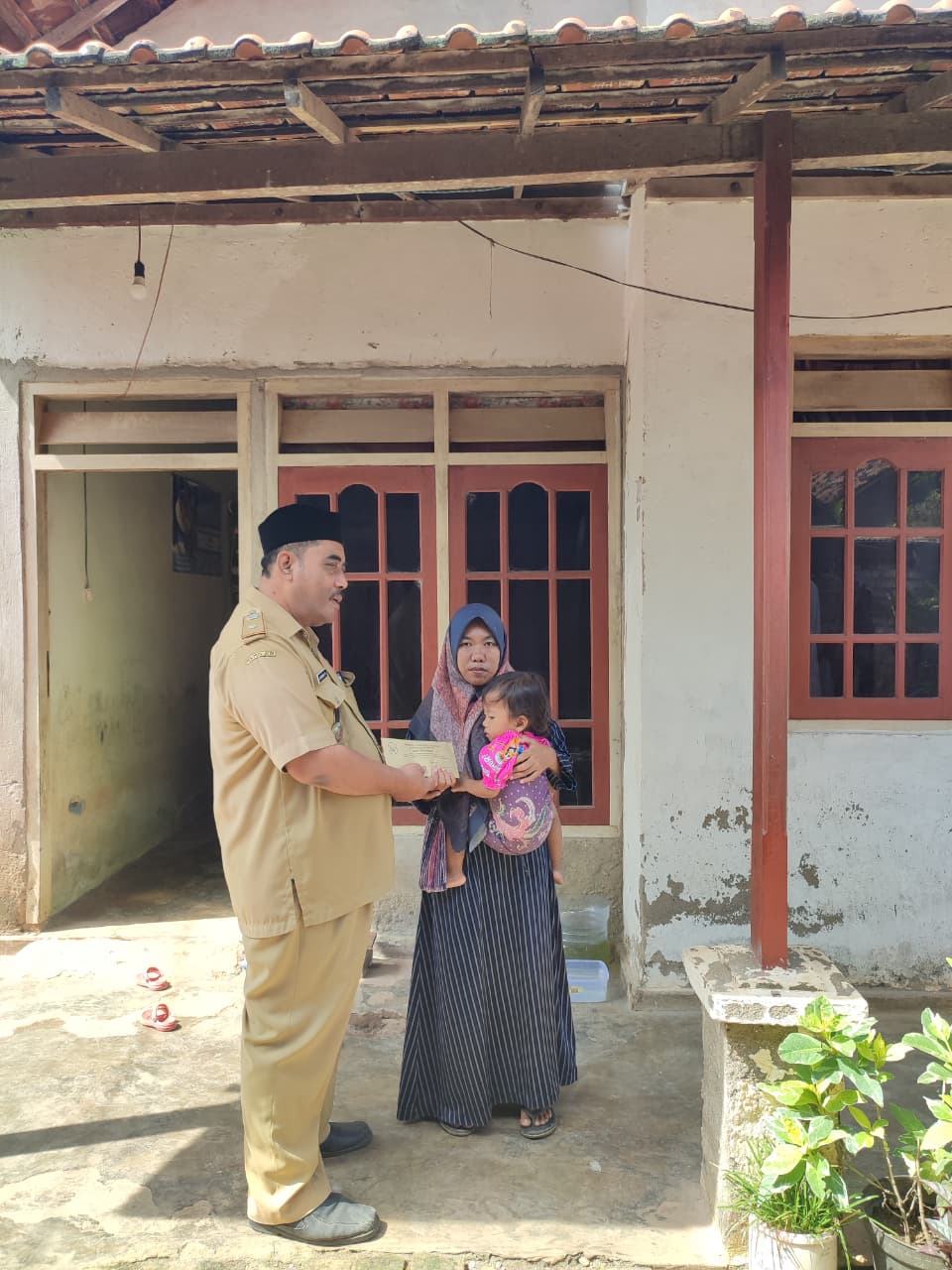 Foto: KEPEDULIAN PEMERINTAH DESA BRENGKOK, KADES SERAHKAN BANTUAN UNTUK WARGA TERDAMPAK ANGIN KENCANG