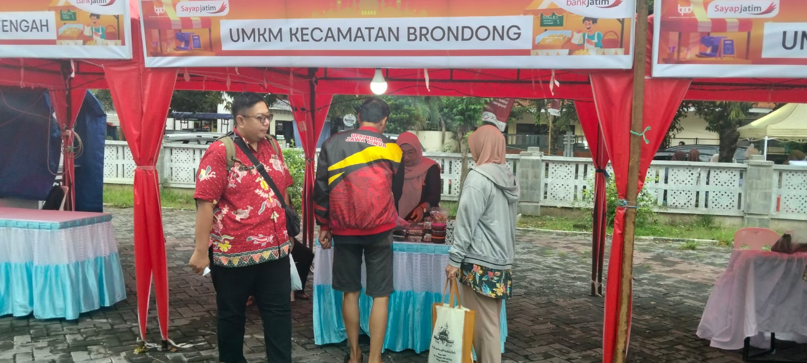 Foto: GERAI KECAMATAN BRONDONG HARI KEDUA DI GOR LAMONGAN, SAJIKAN BERAGAM KULINER UMKM LOKAL