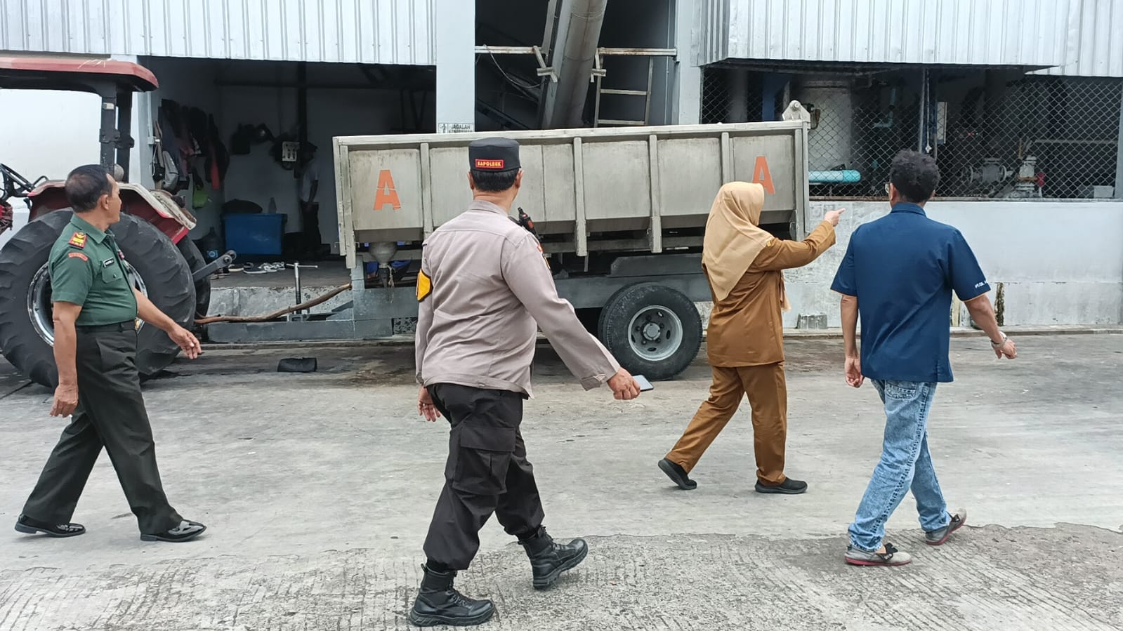 Foto: FORKOPIMCAM BRONDONG PASTIKAN OPERASIONAL PT QL KEMBALI BERJALAN PASCA UNJUK RASA
