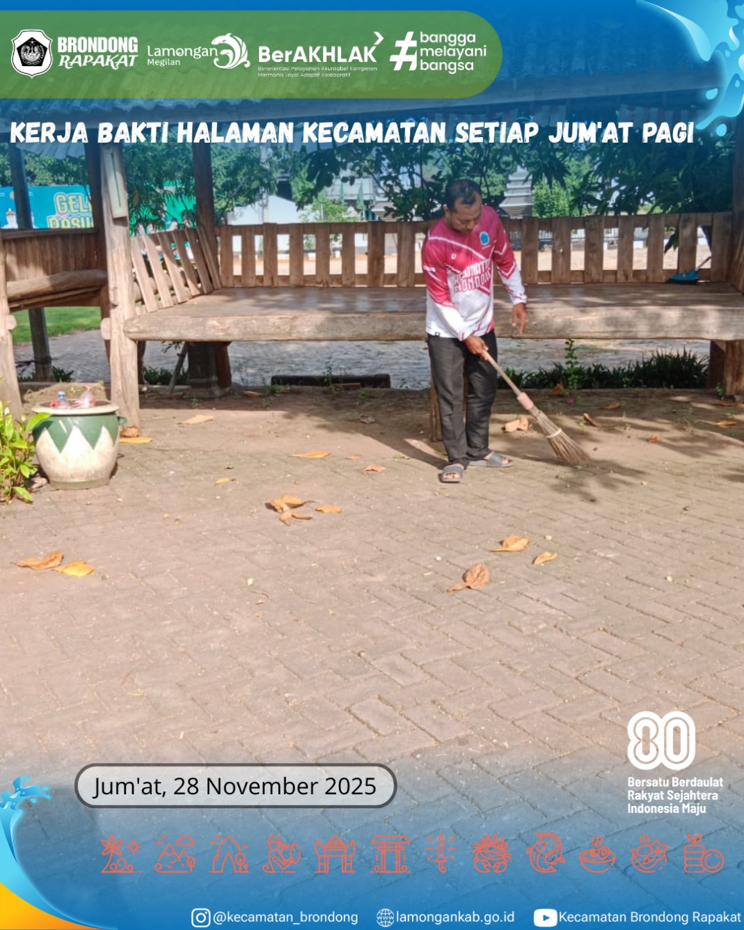 Foto: KERJA BAKTI RUTIN JUMAT PAGI DI HALAMAN KANTOR KECAMATAN BRONDONG