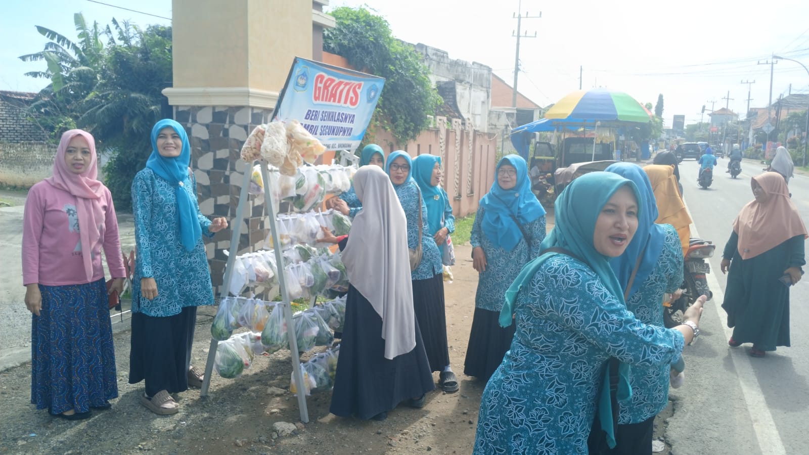 Foto: TP PKK KELURAHAN BRONDONG GELAR JUMBREKH, TEBAR KEPEDULIAN LEWAT JUMAT BERBAGI BERKAH