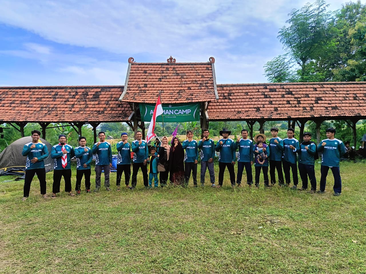 Foto: PENUTUPAN PERKEMAHAN SANTRIWAN PONPES AL IMAN DI WISATA MENJULUK SEDAYULAWAS BERLANGSUNG KHIDMAT
