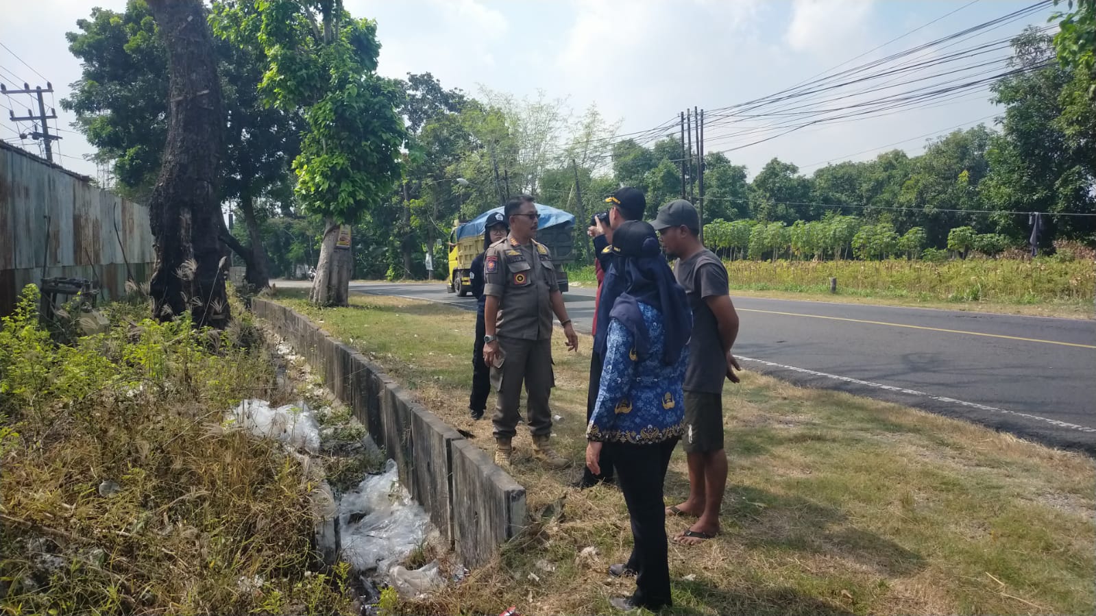 Foto: TINDAK LANJUT DINAS LINGKUNGAN HIDUP KABUPATEN LAMONGAN ATAS LAPORAN PENCEMARAN LIMBAH DI SUNGAI SEDAYULAWAS