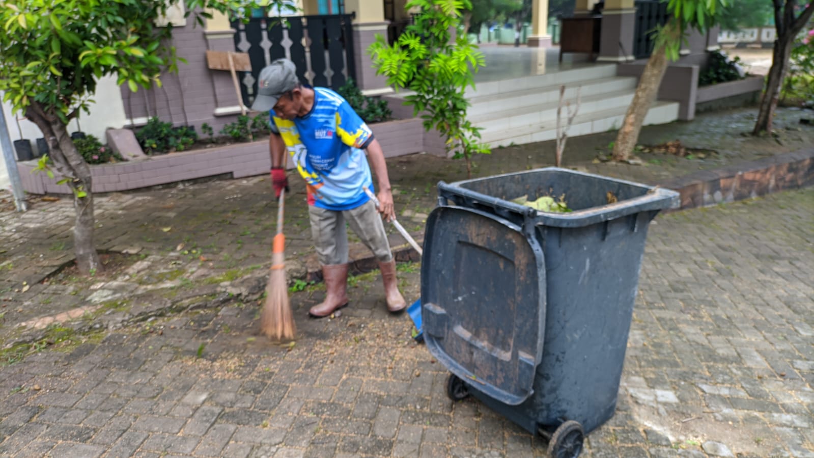 Foto: KERJA BAKTI RUTIN OPD KECAMATAN BRONDONG JAGA KEBERSIHAN KANTOR