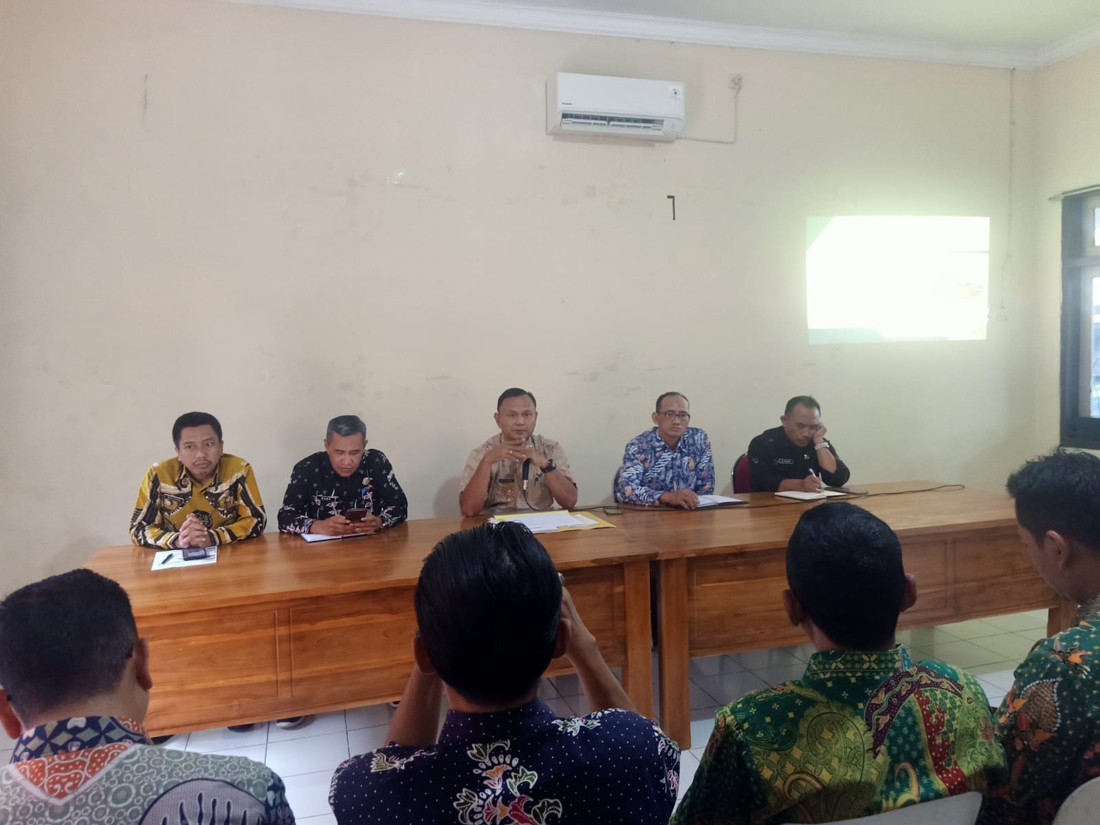 Foto: KASI PPM KECAMATAN BRONDONG IKUTI SOSIALISASI INPUT POKIR DAN ASPIRASI MASYARAKAT MELALUI APLIKASI SIPD