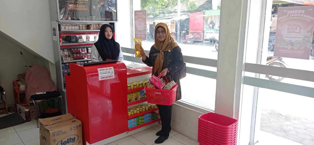 Foto: IBU CAMAT BRONDONG BELANJA DI KDKMP