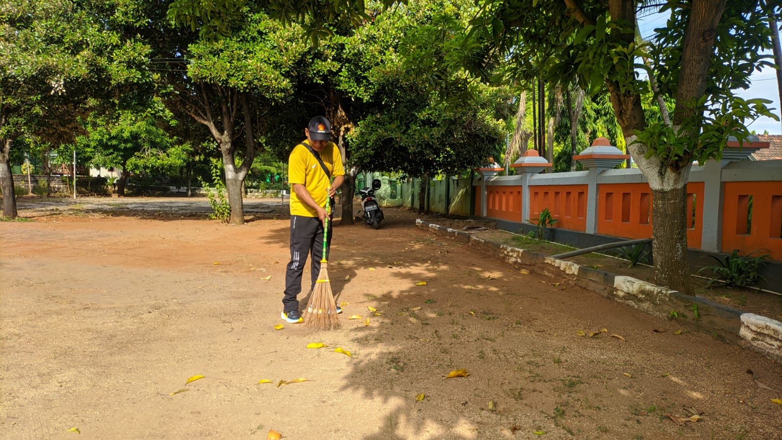 Foto: KERJA BAKTI STAF KECAMATAN BRONDONG DI HALAMAN KANTOR KECAMATAN
