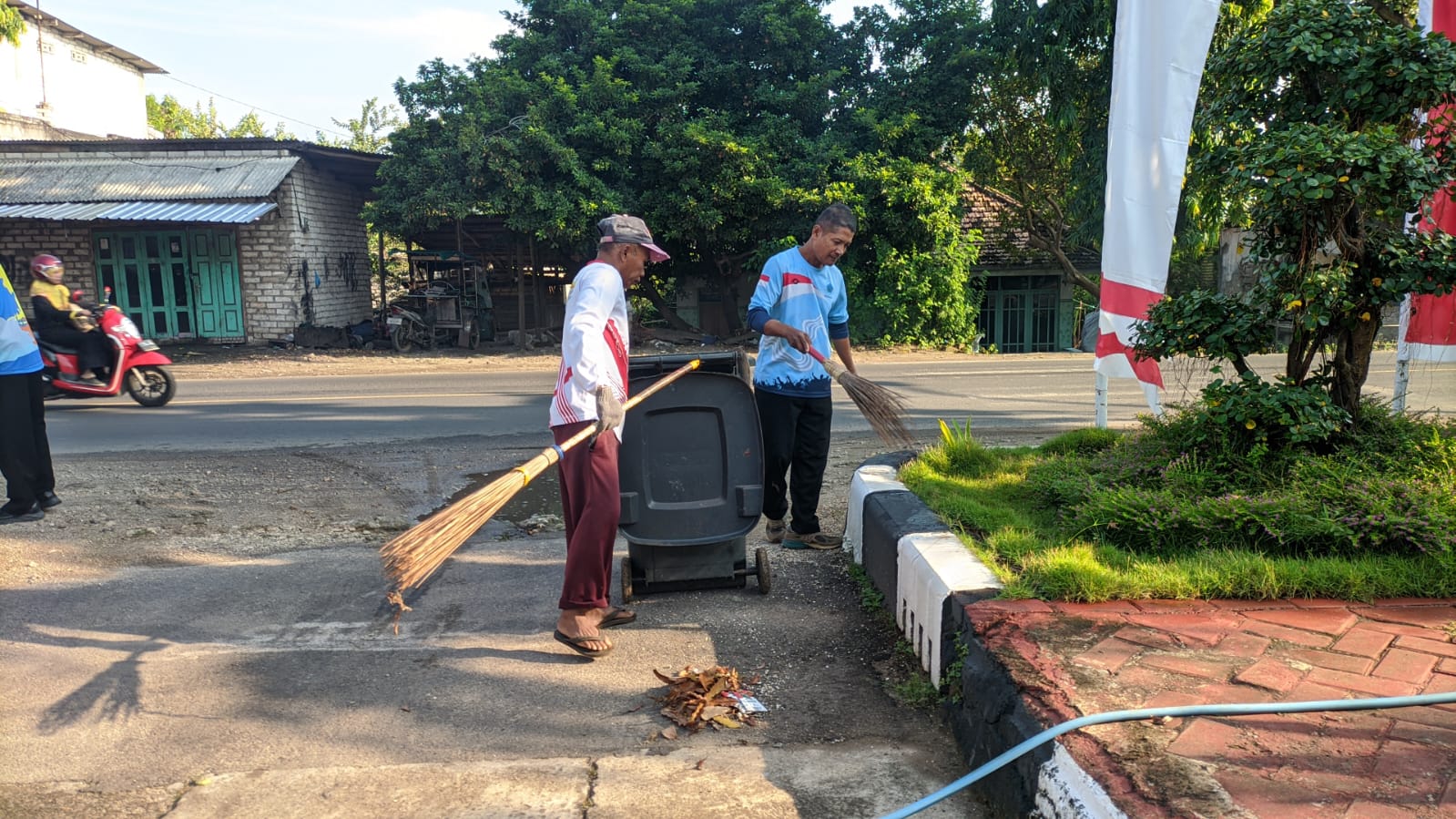 Foto: STAF KECAMATAN BRONDONG LAKSANAKAN KERJA BAKTI PENATAAN LINGKUNGAN KANTOR