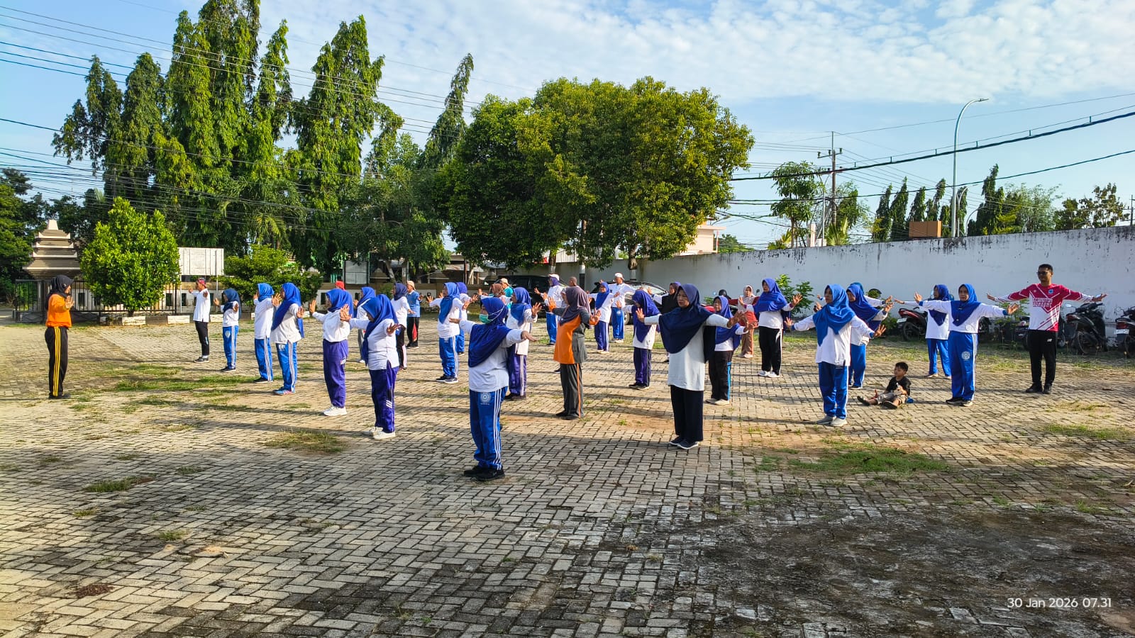 Foto: SEMANGAT SEHAT BERSAMA, OPD KECAMATAN BRONDONG GELAR SENAM PAGI RUTIN BERSAMA LIEN TIEN KUNG
